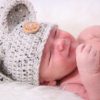 gehaakte-baby-berenmuts-met-houten-knoop