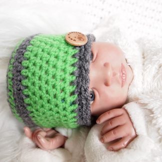 gehaakte-baby-beaniemuts-met-knoop