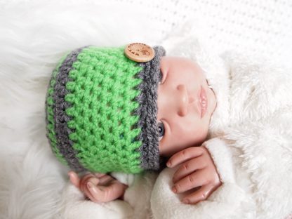 gehaakte-baby-beaniemuts-met-knoop