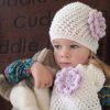 Beanie klotset met lila bloem.