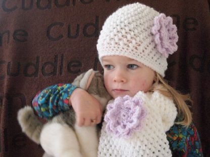 Beanie klotset met lila bloem.