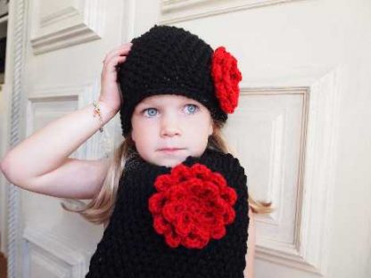 Beanie klotset zwart / rode bloem