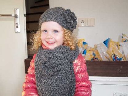 Esmae showt haar Beanie klot set