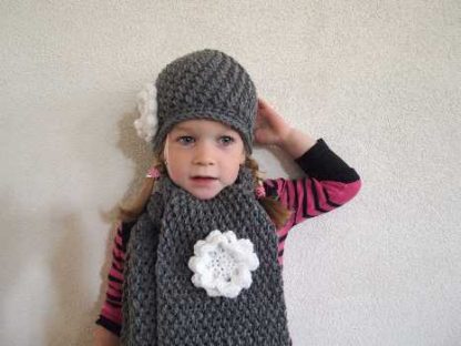 Grijze Beanie klotset / witte bloem