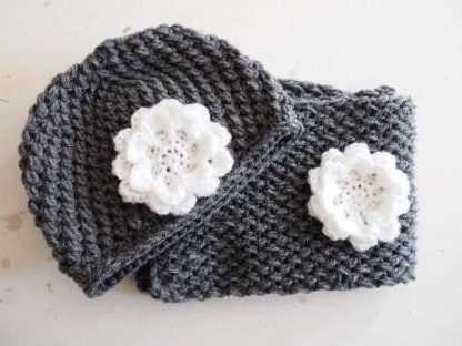 Grijze Beanie klotset / witte bloem - Afbeelding 2