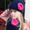 Donkerblauwe Beanieklotset / Fuchsia bloem