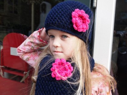 Donkerblauwe Beanieklotset / Fuchsia bloem