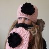 Beanieklotset rose met zwarte bloem.