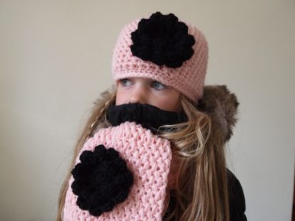Beanieklotset rose met zwarte bloem.