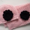 Beanieklotset rose met zwarte bloem. - Afbeelding 2