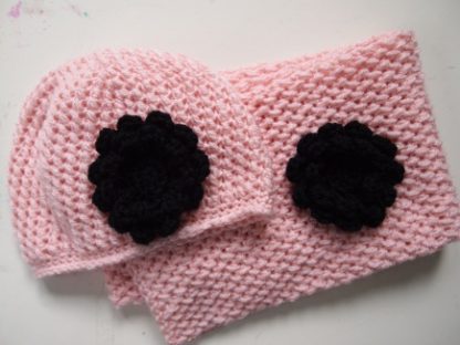 Beanieklotset rose met zwarte bloem. - Afbeelding 2