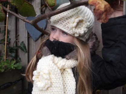 Gehaakte beanie muts met sjaal