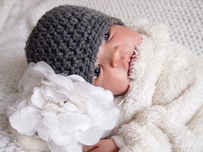 Baby beanieklot grote bloem.
