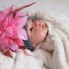 Baby beanieklot met grote bloem.