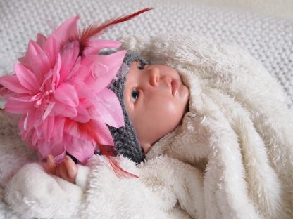Baby beanieklot met grote bloem.