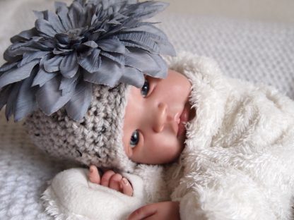 Baby beanieklot met supergrote bloem.