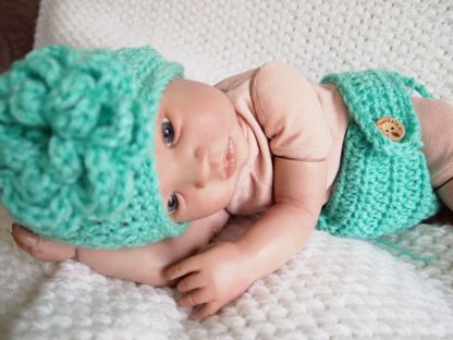 Luierbroek met baby beanieklot.