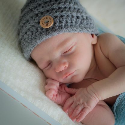 Donkergrijs gehaakt baby muts.