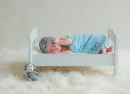 Donkergrijs baby mutsje.
