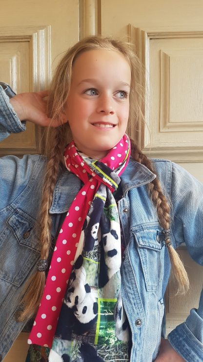 Panda met polkadot sjaal.