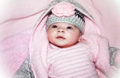 gehaakte-baby-beanie-muts-met-grote-roze-bloem