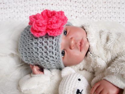 gehaakte-baby-beanie-muts-met-bloem