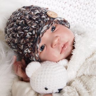 gehaakte-baby-beanie-muts-met-houten-knoop