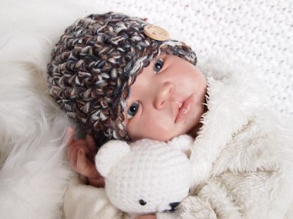 gehaakte-baby-beanie-muts-met-houten-knoop