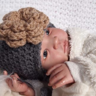 donkergrijs-baby-beanie-muts-met-grote-bloem