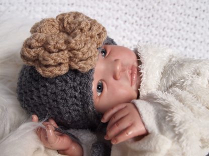 donkergrijs-baby-beanie-muts-met-grote-bloem