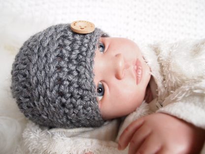 gehaakte-baby-beaniemuts-met-knoop