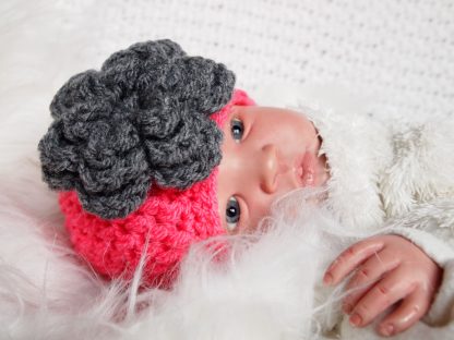 gehaakte-baby-beanie-muts-met-grote-bloem