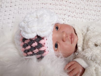 gehaakte-baby-beanie-muts-met-bloem