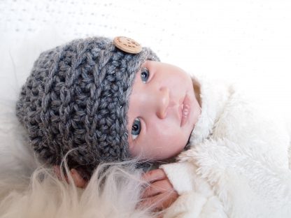 gehaakte-baby-beanie-muts-met-knoop