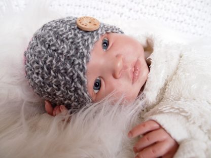 gehaakte-baby-beanie-met-houten-knoopje