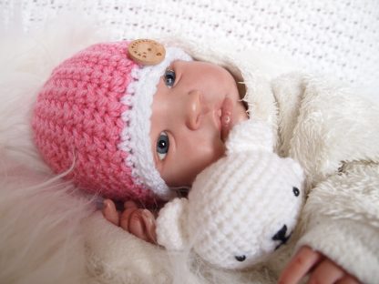 gehaakte-baby-beanie-met-knoop