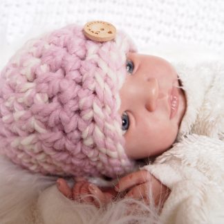 gehaakte-baby-beanie-muts-met-knoop