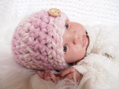 gehaakte-baby-beanie-muts-met-knoop