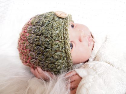 gehaakte-baby-beanie-met-knoop