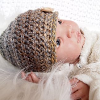 gehaakte-baby-beanie-muts-met-knoop