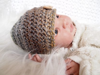 gehaakte-baby-beanie-muts-met-knoop