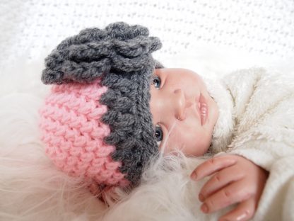 gehaakte-baby-beanie-met-bloem