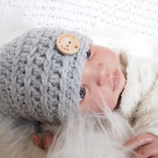 gehaakte-baby-beanie-met-knoop