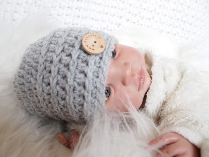 gehaakte-baby-beanie-met-knoop