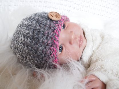 gehaakte-baby-beanie-met-knoop