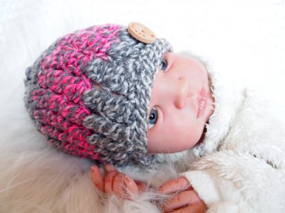 gehaakte-baby-beanie-met-knoop