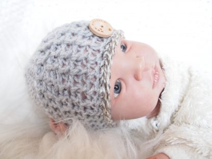 gehaakte-baby-beanie-muts-met-knoop