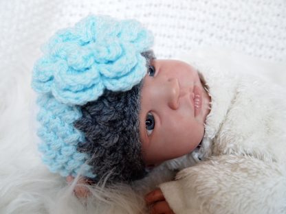 gehaakte-baby-beanie-met-grote-bloem