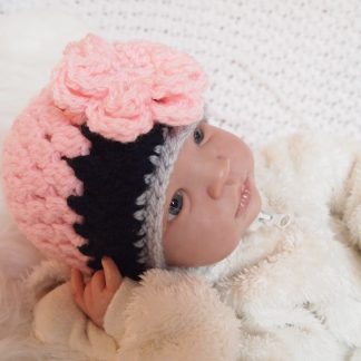 gehaakte-baby-beanie-muts-met-grote-bloem