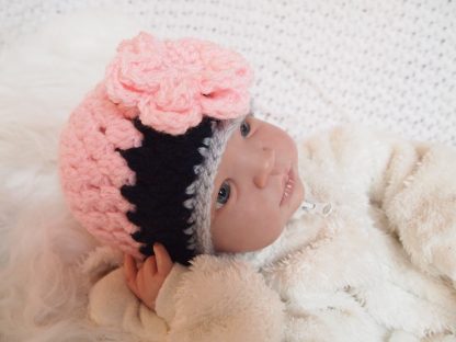 gehaakte-baby-beanie-muts-met-grote-bloem